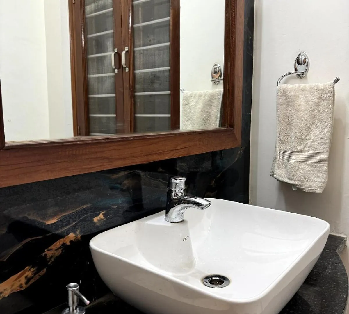 Cozy 2Bhk Homestay In Udaipur City Center With Modern Amenities & Wifi 0*,